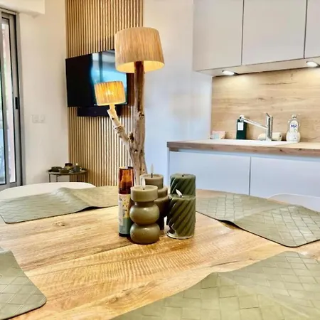 Private Apartment *